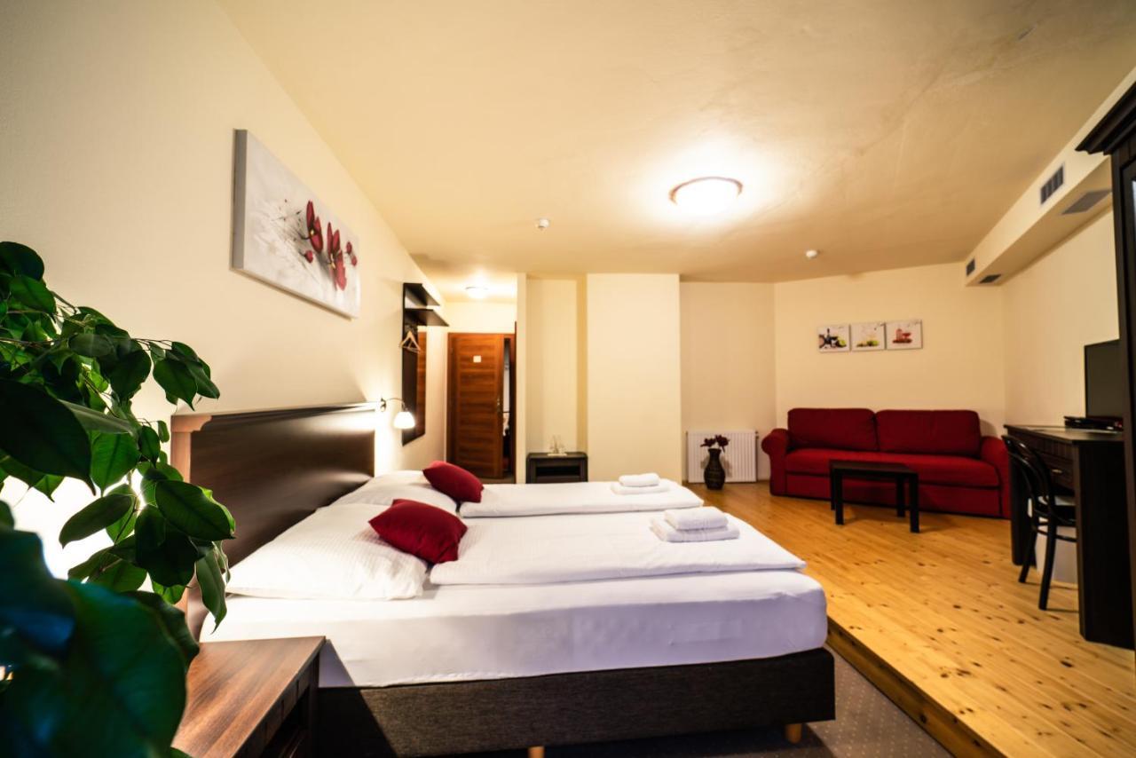 Hotel Koruna Прахатице Экстерьер фото